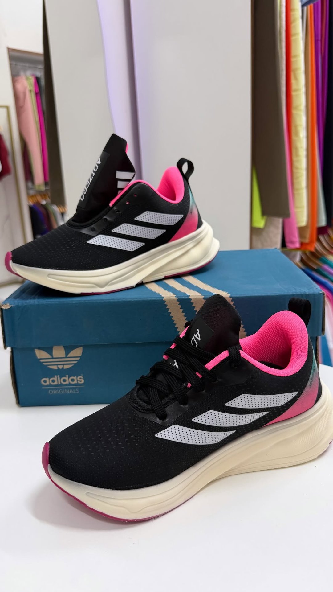 Tênis preto adidas